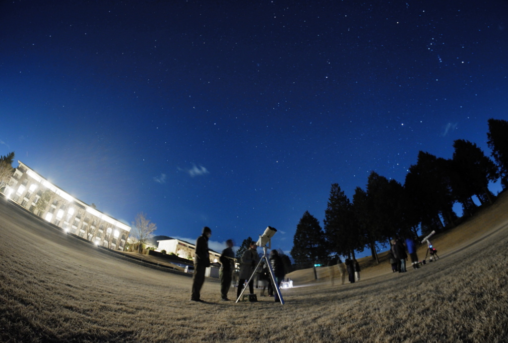 夜間のゴルフ場から眺める 箱根仙石原プリンスホテル「早春の星空観察会」に協力